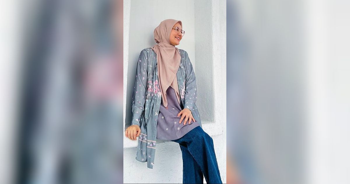 4 Eksplorasi Tampilan Simpel, Blouse Printing ala Ria Miranda