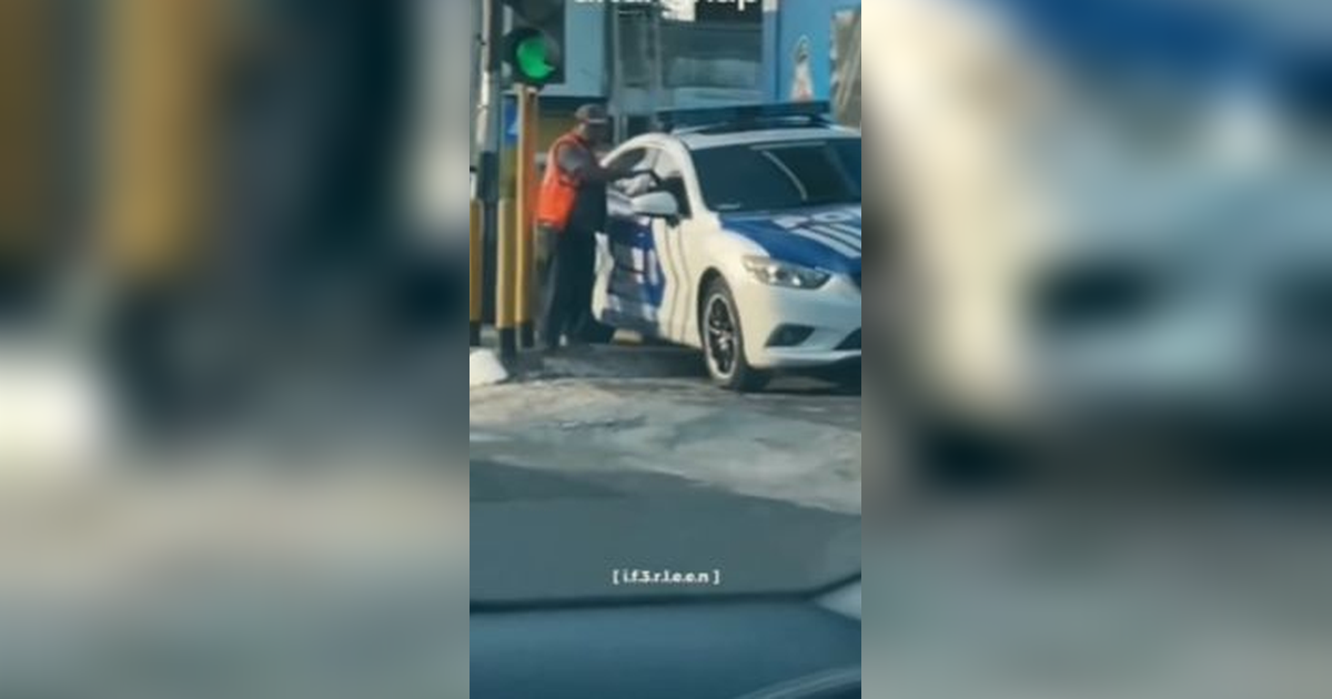 Pria Berompi Tukang Parkir Keluar dari Mobil Polisi, Netizen 'Penyamaran Gatot'