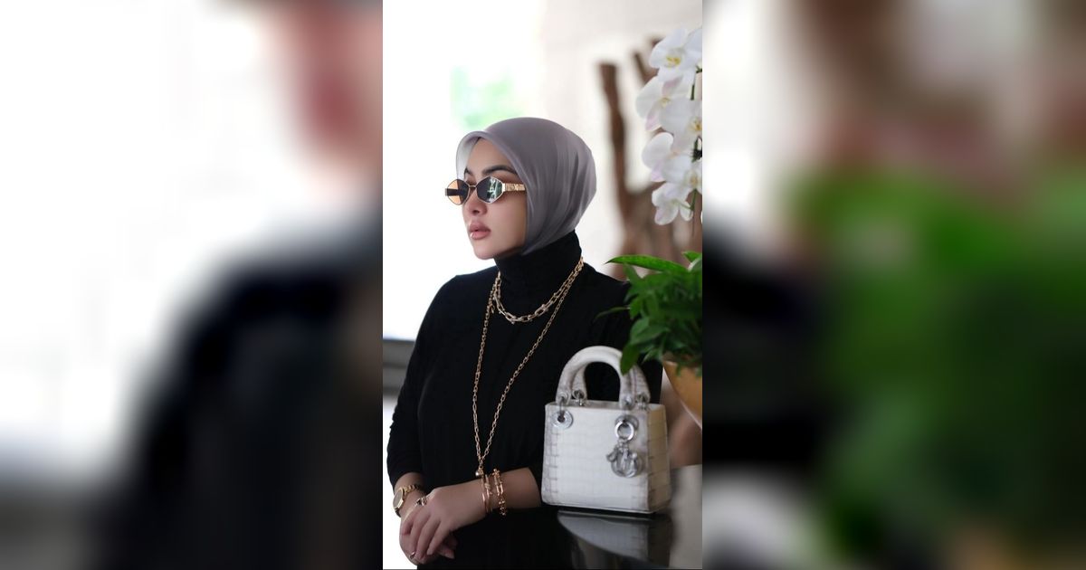 Serba Hitam, 8 Potret Gelang Emas Syahrini yang Harganya Capai 1 Miliar