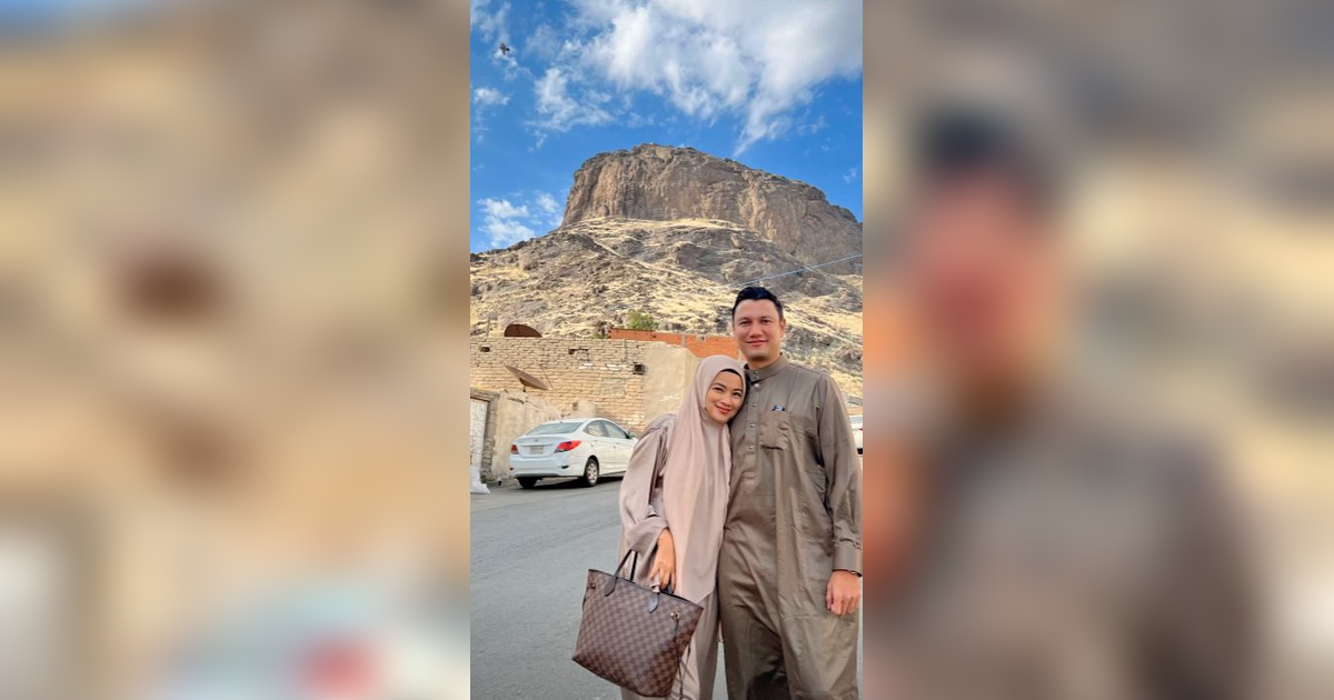 Intip Potret Titi Kamal Jalani Umrah Bareng Suami, Paras Tampan Christian Sugiono Curi Perhatian