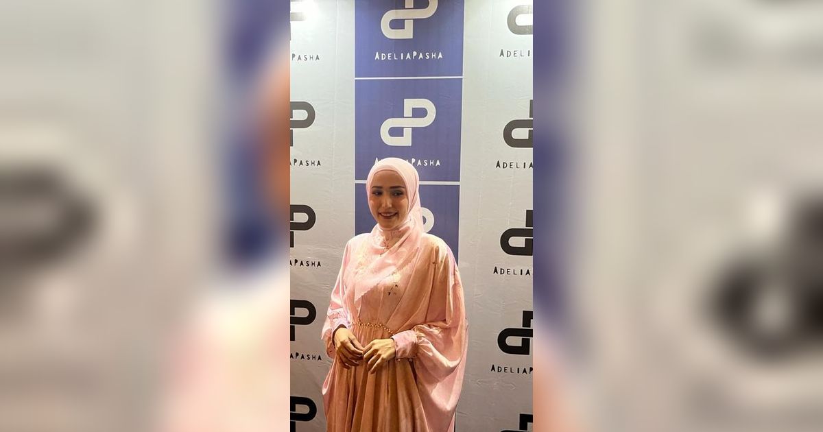 Intip Potret Adelia Pasha Tampil Cantik dengan Busana Warna Pastel