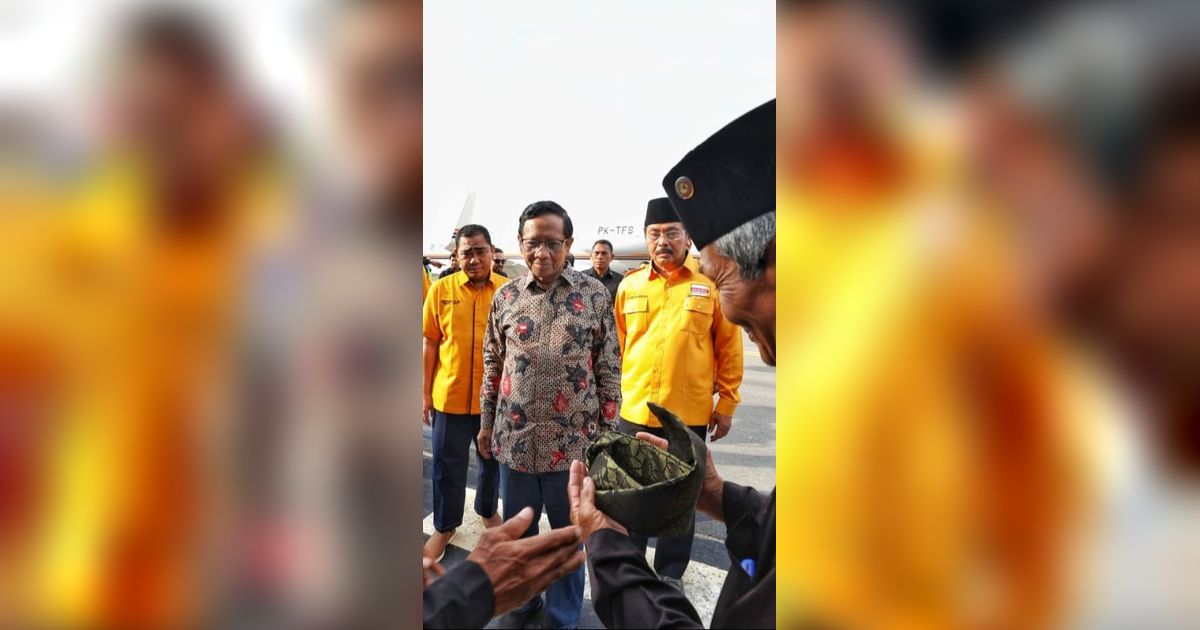 Disematkan Tanjak, Mahfud MD Diterima jadi Keluarga Besar Masyarakat Adat Melayu Kepri