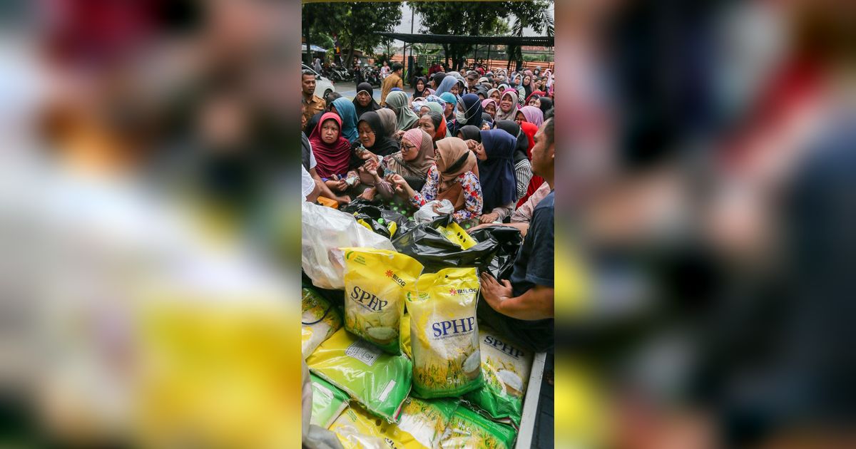 FOTO: Ada Operasi Pasar di Pinang, Emak-Emak Sampai Rela Panas-Panasan dan Mengantre Panjang Demi Beras Murah