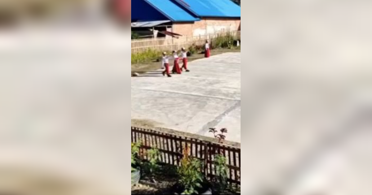 Siswa Kelas 3 SD ini Keren Banget, Jadi Petugas Pengibar Bendera bak Anggota Paskibraka Berpengalaman Banjir Pujian