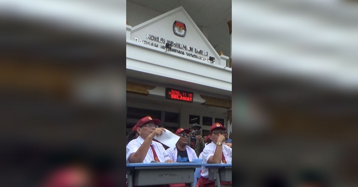 Berbaju SD, Gerakan Rakyat untuk Demokrasi dan Keadilan Demo di Depan Kantor KPU DIY