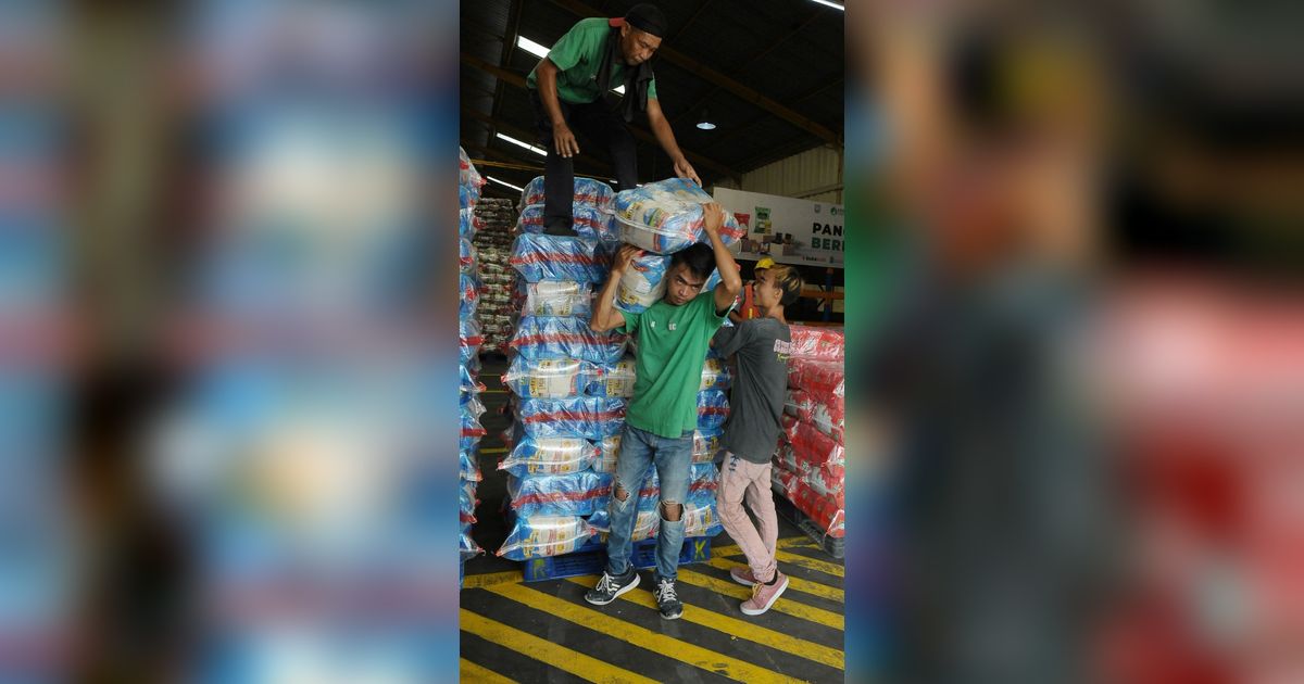 FOTO: Intip Pengiriman Beras Premium yang Stoknya Terpantau Aman untuk Masyarakat dari Gudang Pasar Induk Cipinang ke Ritel Modern