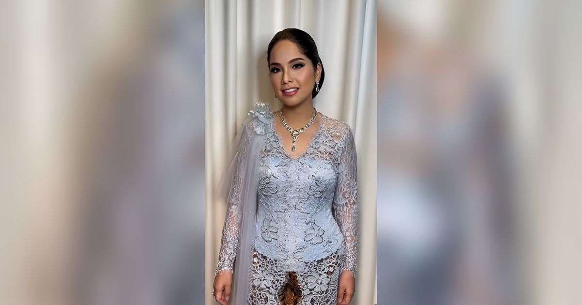 Padukan Kebaya Soft Blue dan Berlian Mewah,  Potret Cantiknya Annisa Pohan Saat Pelantikan Suami