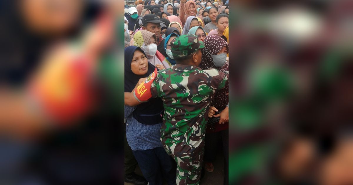 FOTO: Warga Berdesakan Serbu Operasi Pasar Murah di Pamulang di Tengah Harga Beras Semakin Mahal