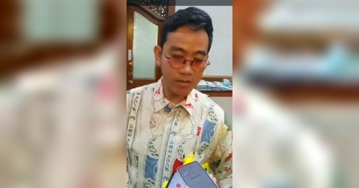 Gaya Santai Gibran Ngantor Hari Ini, Berkacamata ala John Lenon dan Tenteng Tablet Pokemon