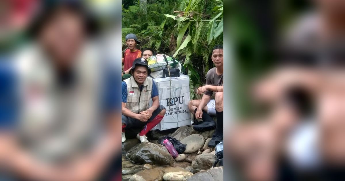 Perjuangan Polisi & TNI Susuri Hutan dengan Jalan Terjal 11 Jam Demi Kawal Kotak Suara