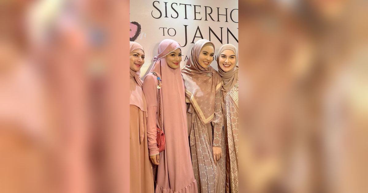 8 Potret Titi Kamal Tampil Berhijab saat Hadiri Acara Bersama Rekan Seleb, Netizen 'MasyaAllah Adem Lihatnya'