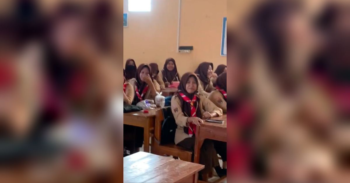 Gurunya Bisa Jalan Lagi Tanpa Tongkat, Reaksi Haru Para Siswa Ini Viral Curi Perhatian