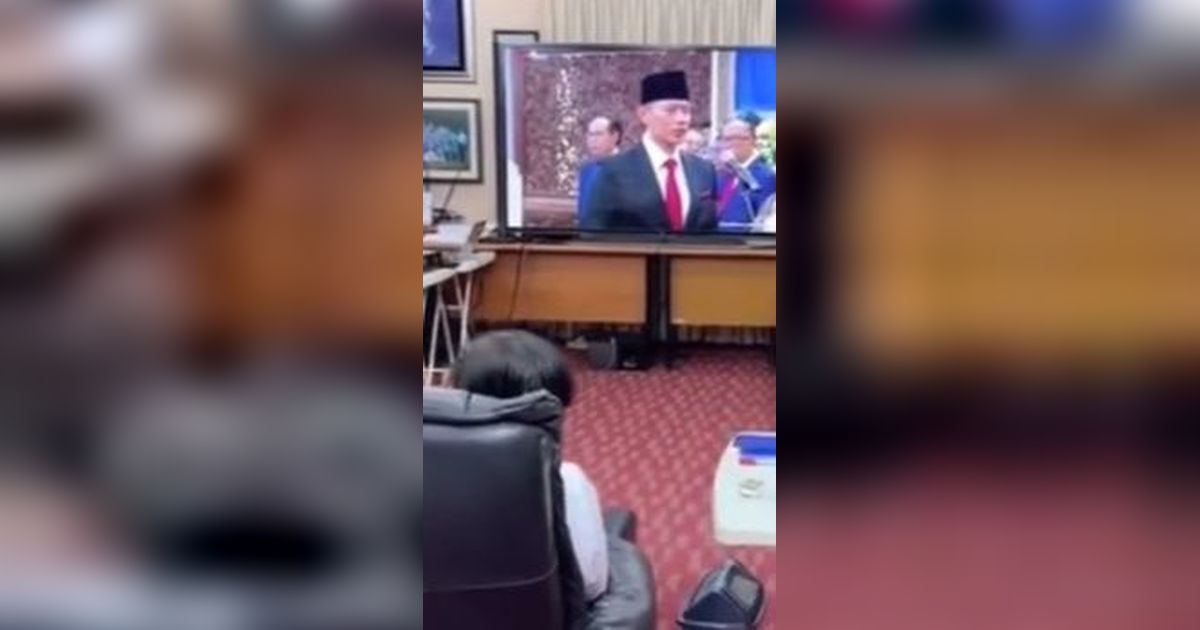 Duduk Santai di Sofa, Presiden ke-6 RI Saksikan Anaknya Dilantik Presiden Jadi Menteri