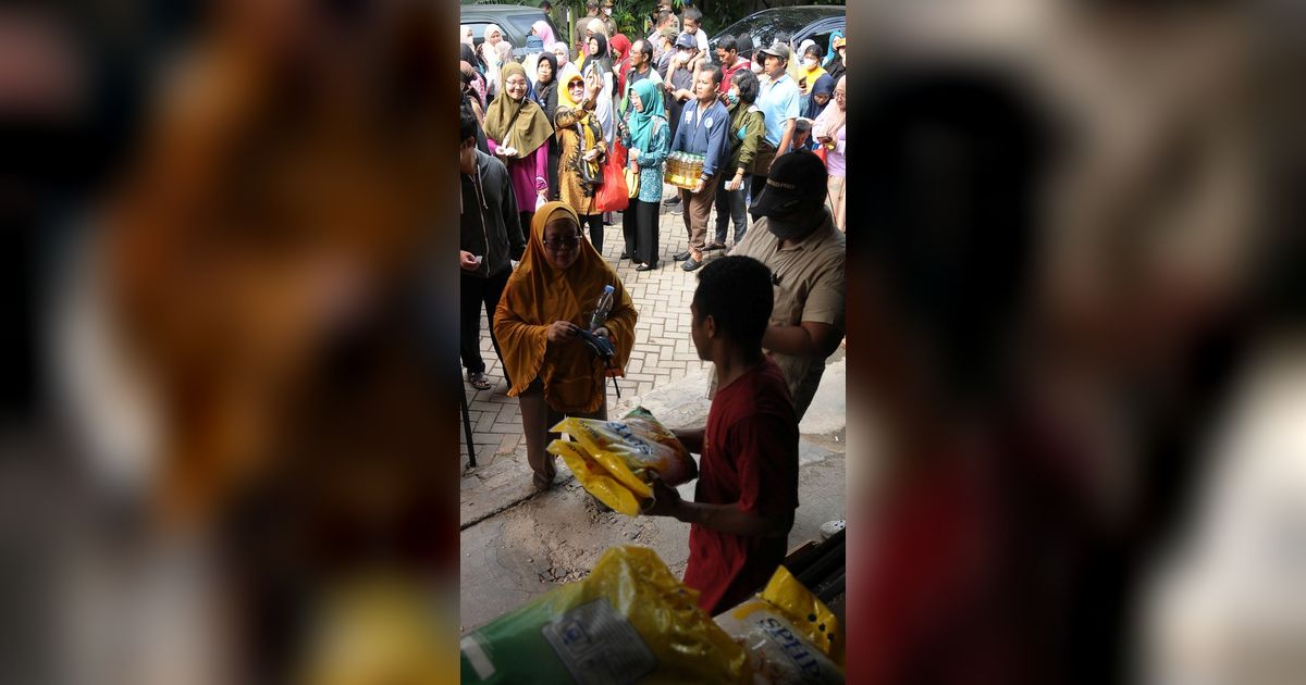 FOTO: Operasi Pasar Bulog, Warga Bekasi Utara Antusias Antre Beras SPHP yang  Harganya Terjangkau