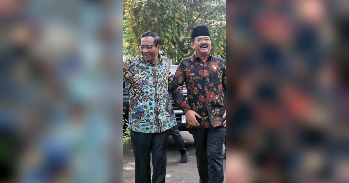 Rangkulan Hangat Mahfud Md Sambut Menko Polhukam Hadi Tjahjanto