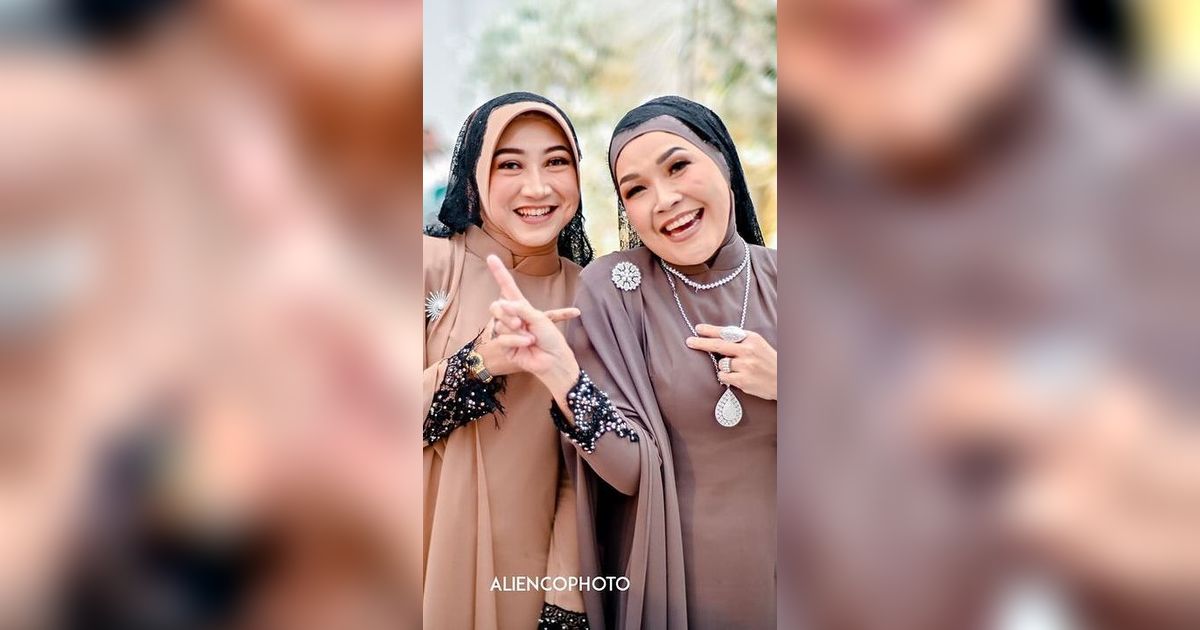 10 Adu Gaya Umi Kalsum VS Rakaya Si Calon Besan, Mama Ayu Ting Ting Kalah Gaul dan Sosialita?