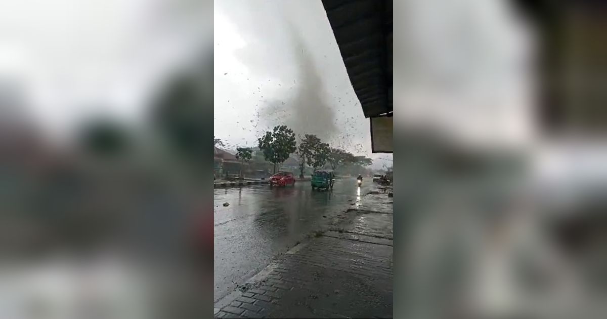 FOTO: Dahsyatnya Puting Beliung di Indonesia yang Ternyata Mirip Tornado
