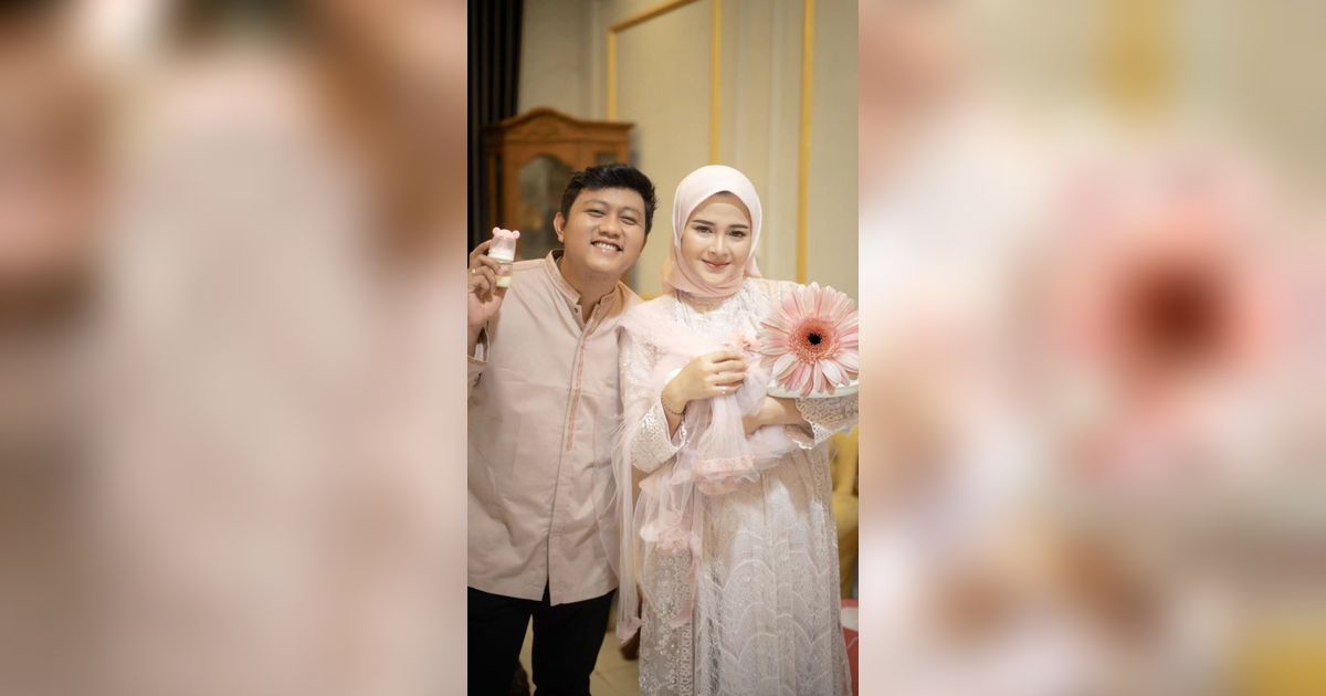 Tampil Berhijab, ini Potret Cantik Bella Bonita Istri Denny Caknan di Acara Tasyakuran Baby Cundamani