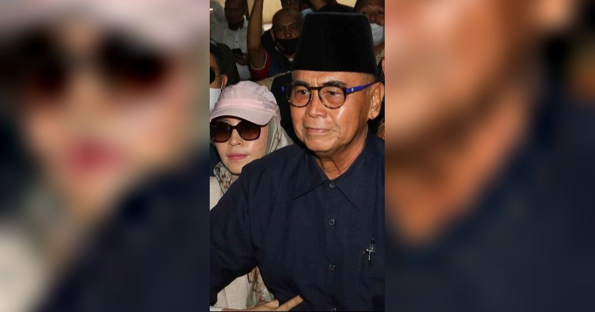 Tampil Berkemeja Biru, Panji Gumilang Acung Dua Jari Usai Dituntut Penjara 1,5 Tahun