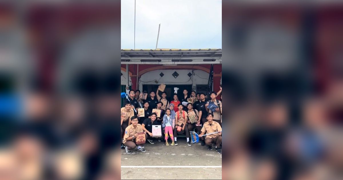 Momen Haru Siswa SMA Beri Hadiah ke Ibu Warung Tempat Nongkrong yang Akan Pindah, Bagai Keluarga Sendiri
