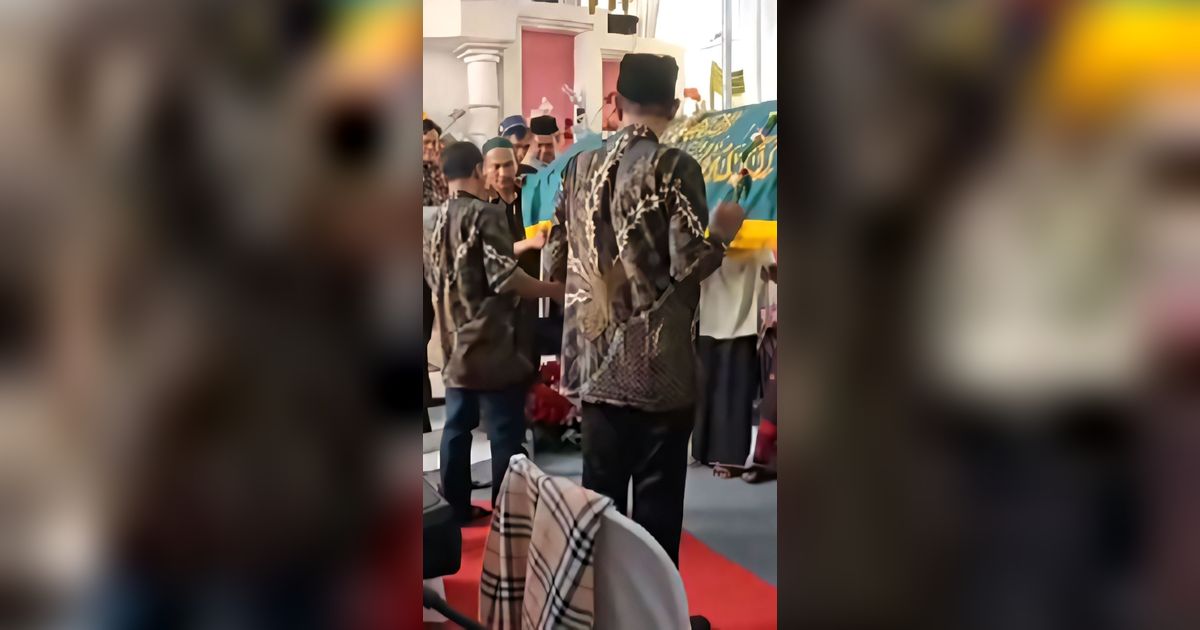 Viral! Rombongan Pengantar Jenazah Terobos Pesta Pernikahan di Gresik: Tamu Auto Minggir, Kedua Mempelai Masuk Rumah