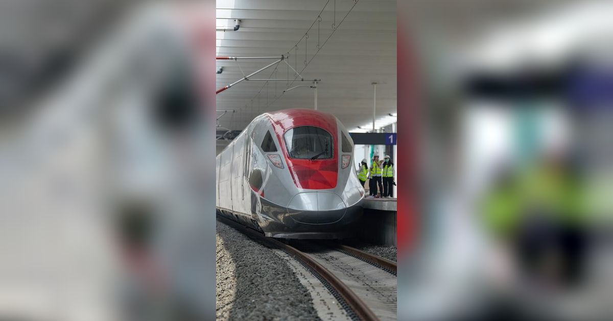 Viral Penumpang Kereta Cepat Whoosh Ditodong di Stasiun Tegalluar, Begini Fakta Sebenarnya