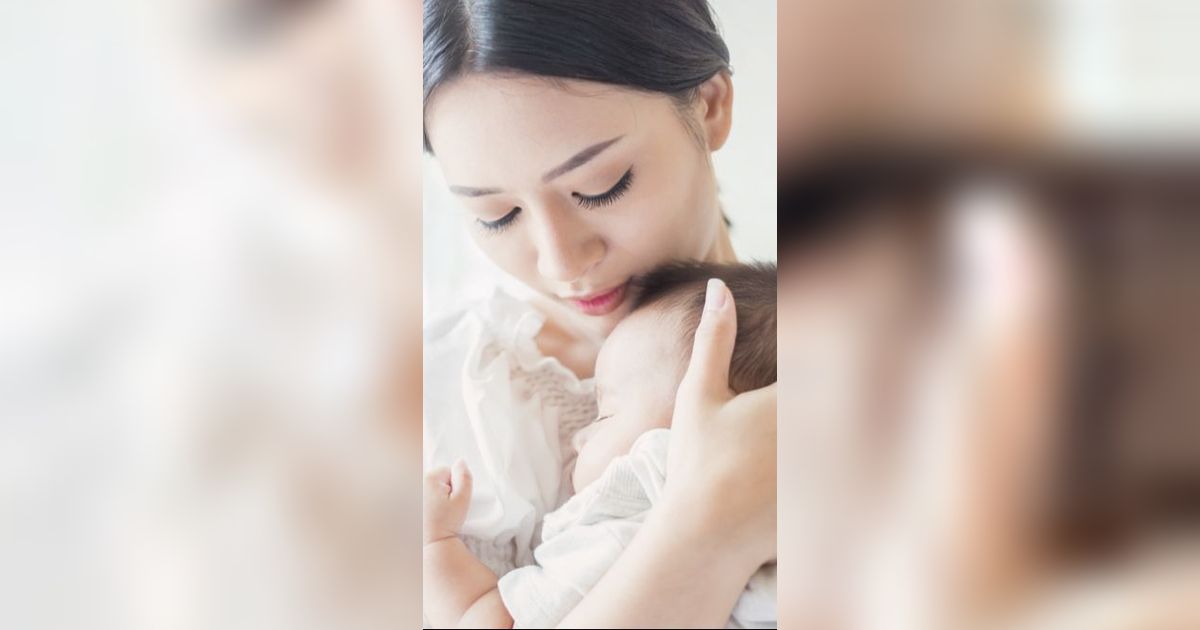 Si Kecil Harus Digendong Biar Tidur Lelap? Coba Saran Dokter Anak
