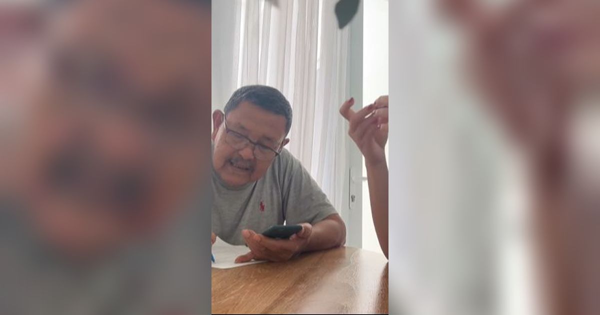 So Sweet, Seorang Putri dengan Sabar Ajarkan Ayah yang Sepuh Pakai Aplikasi Ojek Online