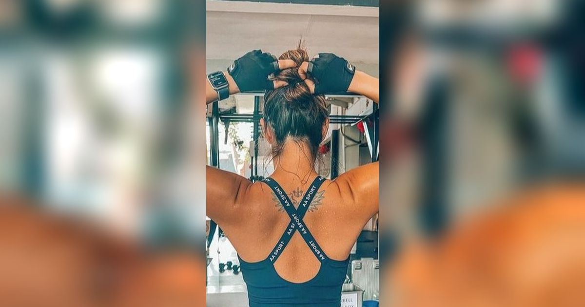 Potret Sederet Artis Cewek Pamer Tato di Punggungnya, Punya Chef Renatta Anti-mainstream Banget!