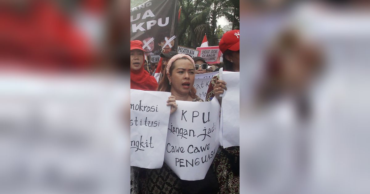 FOTO: Geruduk KPU, Ratusan Pengunjuk Rasa Tolak Hasil Pemilu yang Diduga Penuh Kecurangan