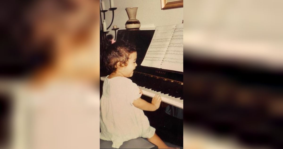 Anak Perempuan Jago Piano Ini Jadi Penyanyi Terkenal, Siapa Dia?
