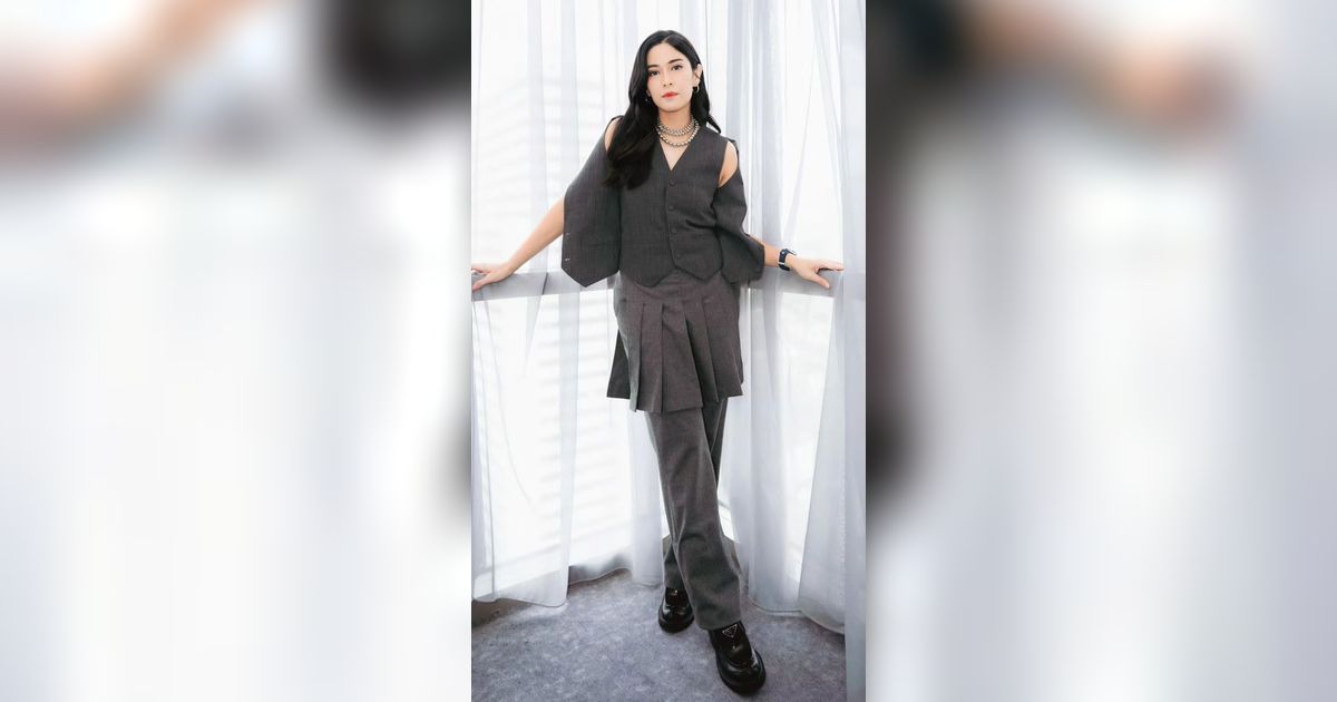 Pose Judes tapi Cantik Menyala Dian Sastro dengan Ombre Lips