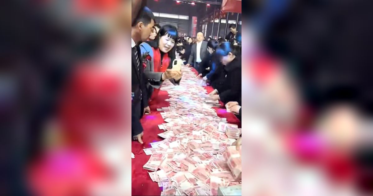 Momen Langka Karyawan Rebutan Duit Perusahaan, Ada yang Dapat Rp218 Juta