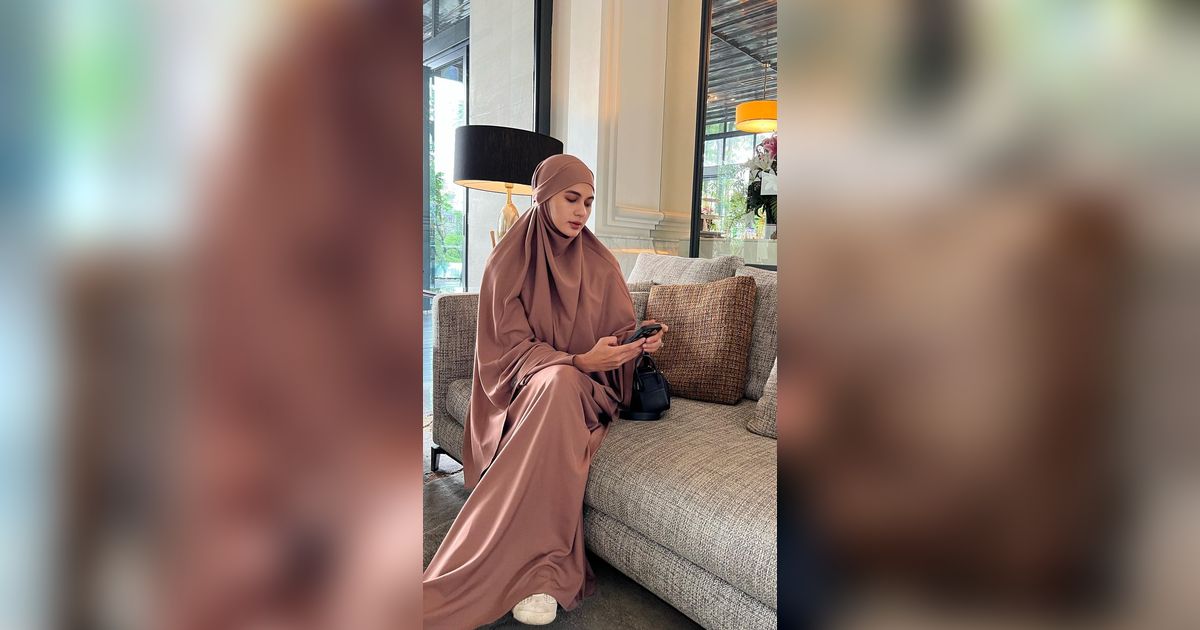 10 Potret Cantik Paula Verhoeven Tampil Berhijab saat Hadir ke Acara Kajian, 'Dikawal' Dua Jagoan