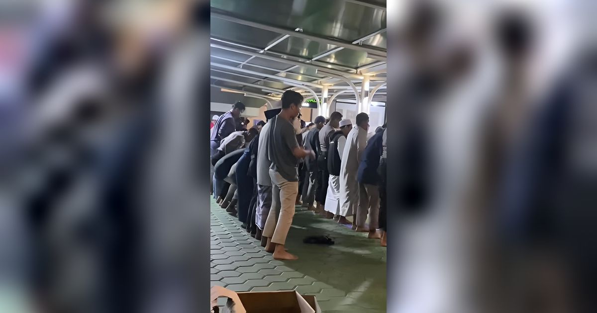 Viral Pria Muslim Sholat Berjamaah Sambil Gendong Bayi, Lihat Gerakannya Saat Hendak Sujud