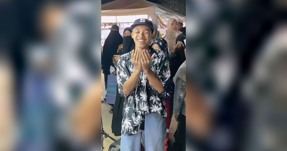 Viral Aksi Pemuda Berdoa di Depan Hijaber Cantik di Pasar Malam, Warganet 'MashaaAllah Adem'