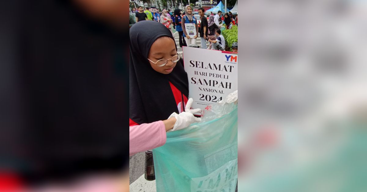 FOTO: Potret Semangat Anak-Anak Yatim Piatu Membersihkan Lingkungan CFD Jakarta dari Sampah-Sampah Berserakan