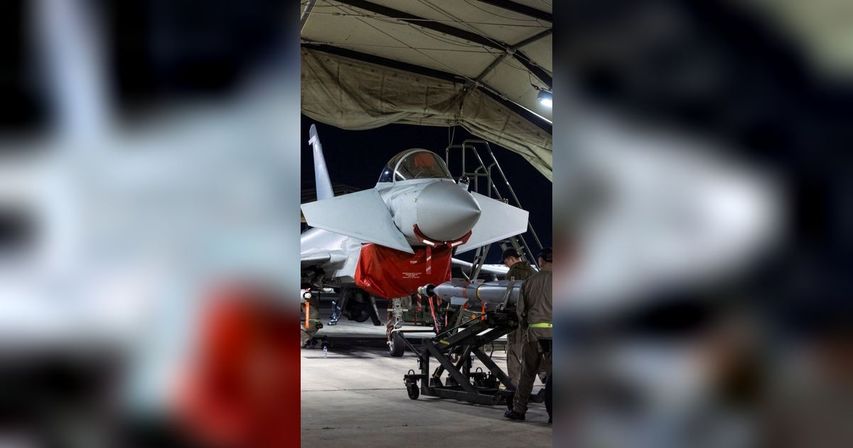 FOTO: Momen Inggris Siapkan Jet Tempur Royal Air Force Typhoon FGR4 Bersenjata Canggih Sebelum Gempur Houthi di Yaman