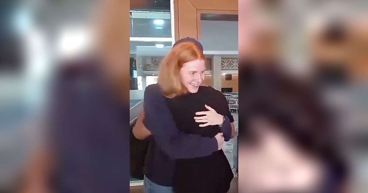 Aksi Pria Peluk Cewek Bule yang Rela Terbang ke Indonesia Bikin Warganet Ingin Pindah Negara