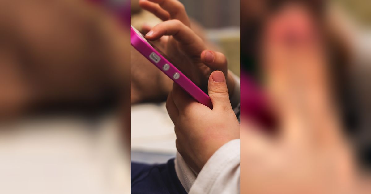 Anak Tak Sengaja Baca Chat Alasan Ibunya Tak Ingin Cerai, Isinya Bikin Warganet Terharu