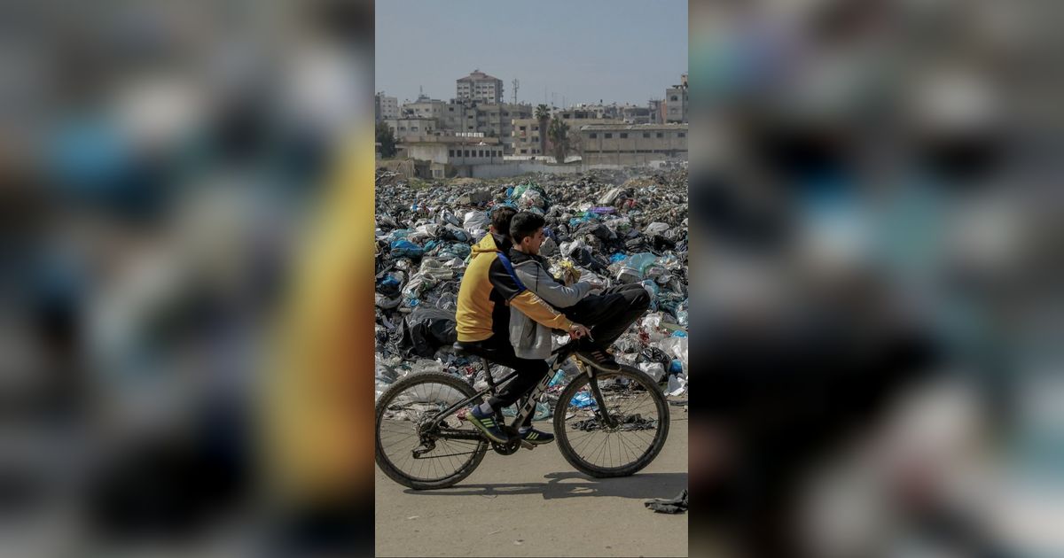 FOTO: Potret Memprihatinkan Kondisi Tumpukan Sampah di Jalur Gaza yang Semakin Menggunung dan Mengancam Kesehatan Para Pengungsi