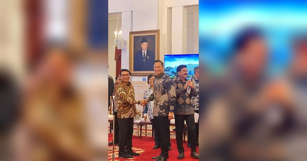Senyum AHY dan Moeldoko Saat Bersalaman Jelang Sidang Kabinet