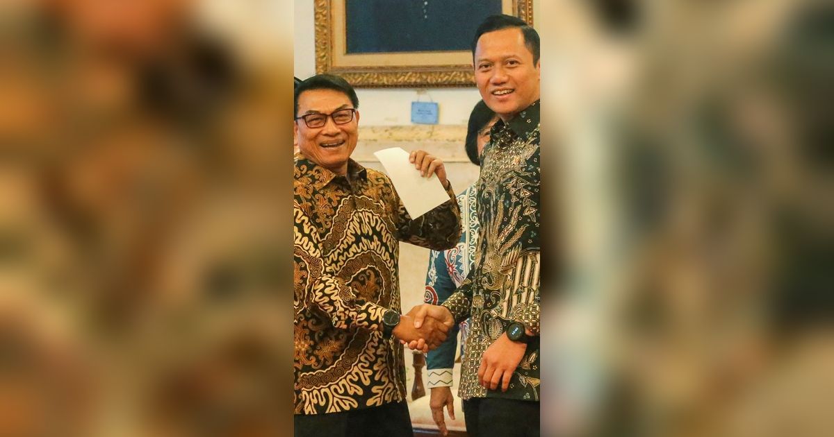 FOTO: Momen Jabat Tangan AHY dan Moeldoko di Sidang Kabinet, Para Menteri Tertawa