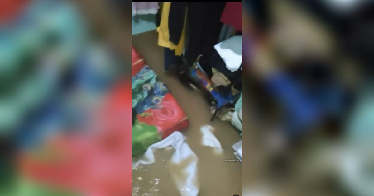 Wanita ini Ratapi Nasib Rumahnya Terendam Banjir, Nangis Histeris Lihat Ijazah hingga Laptop yang Jadi Korban