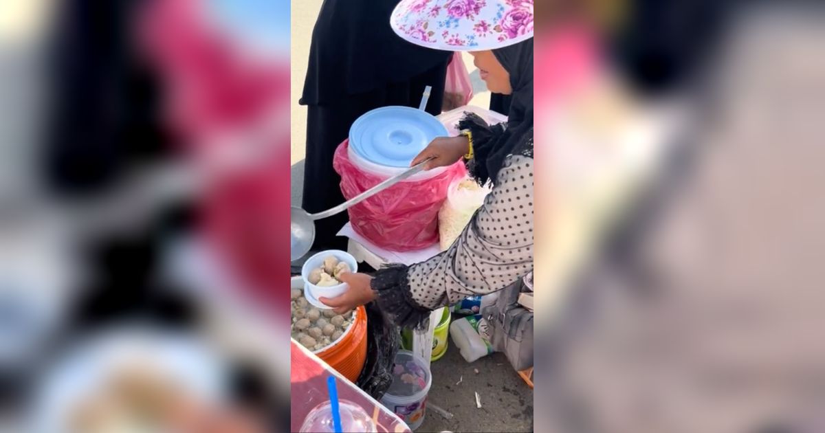 Pakai Logat Madura, Begini Momen Emak-emak Jualan Bakso Kaki Lima di Makkah