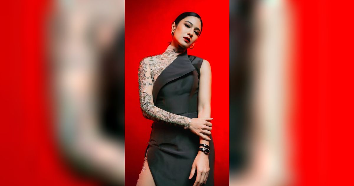 Potret Makeup Garang Dian Sastro dengan Lipstik Merah nan Berani