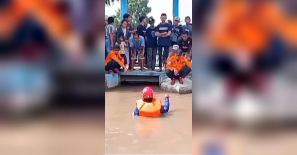 VIDEO: Momen Tim SAR Terjun Ke Sungai Telusuri Kabar Adanya Bocah Hilang