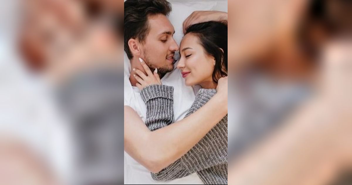 Posisi Cuddling Sebelum Tidur, Meningkatkan Kemesraan dengan Pasangan