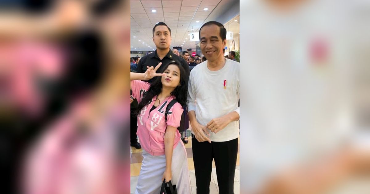 Viral Perempuan Foto Bareng Presiden Jokowi dengan Gaya Santai, Ekspresi Paspampres Jadi Sorotan