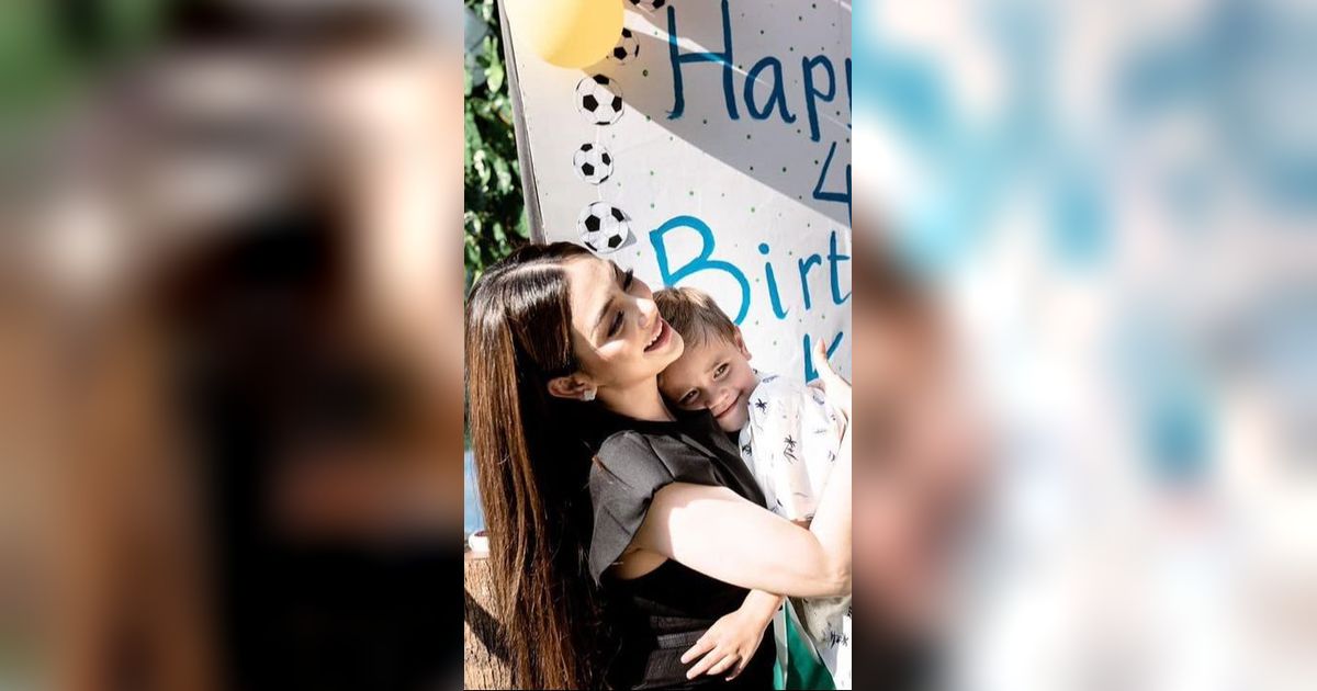 Gemas! Potret Anak Celine Evangelista Bagi-Bagi Makanan Gratis di Pinggir Jalan